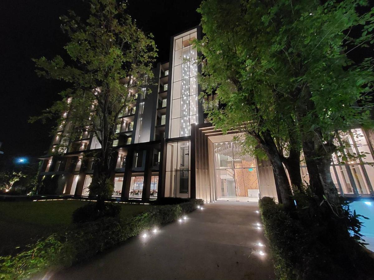 Fifth Pattaya Jomtien By Shiwalai Int Hotel Exterior photo The hotel at night