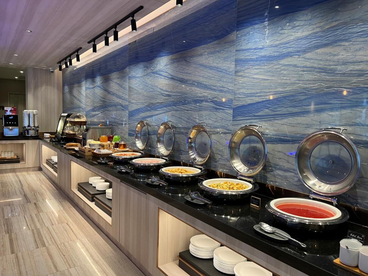 Fifth Pattaya Jomtien By Shiwalai Int Hotel Exterior photo A buffet at a hotel