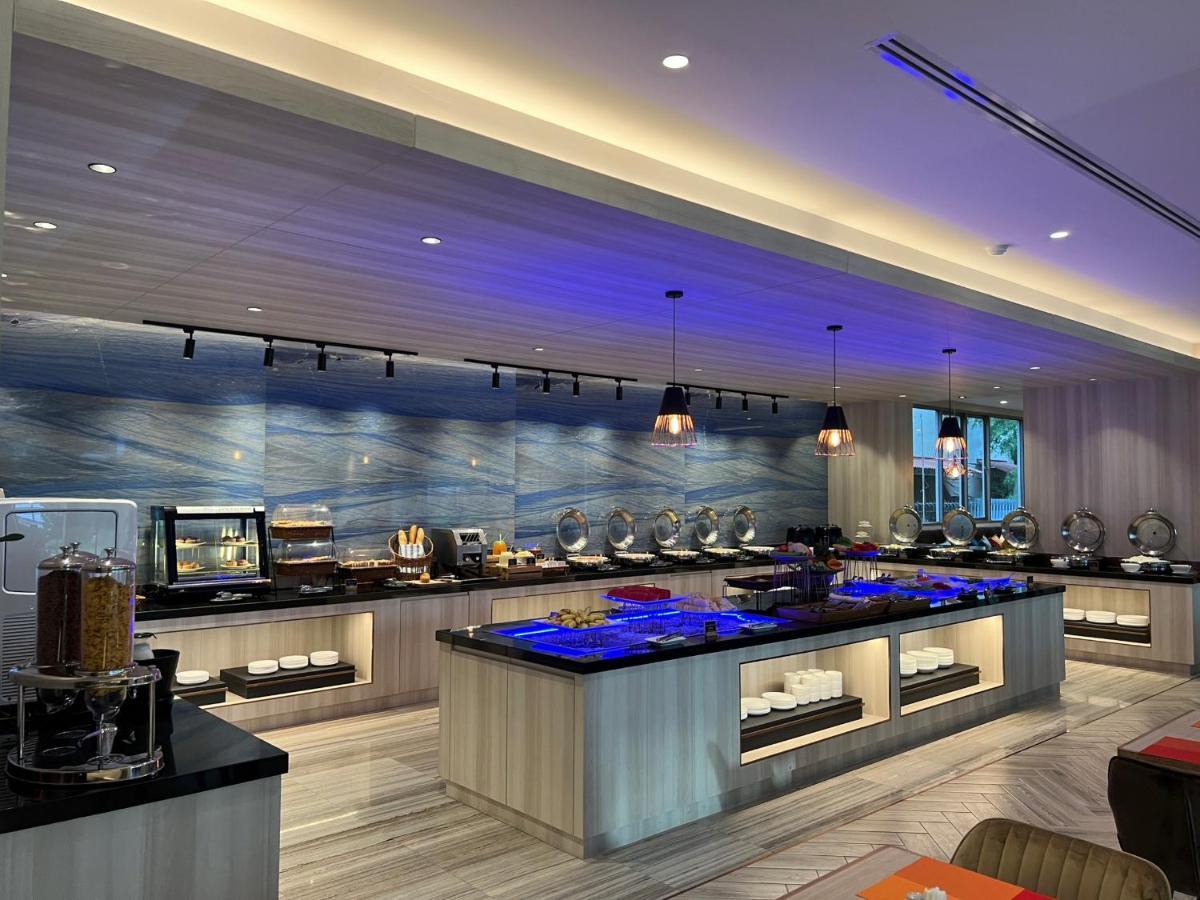 Fifth Pattaya Jomtien By Shiwalai Int Hotel Exterior photo The buffet at the lounge