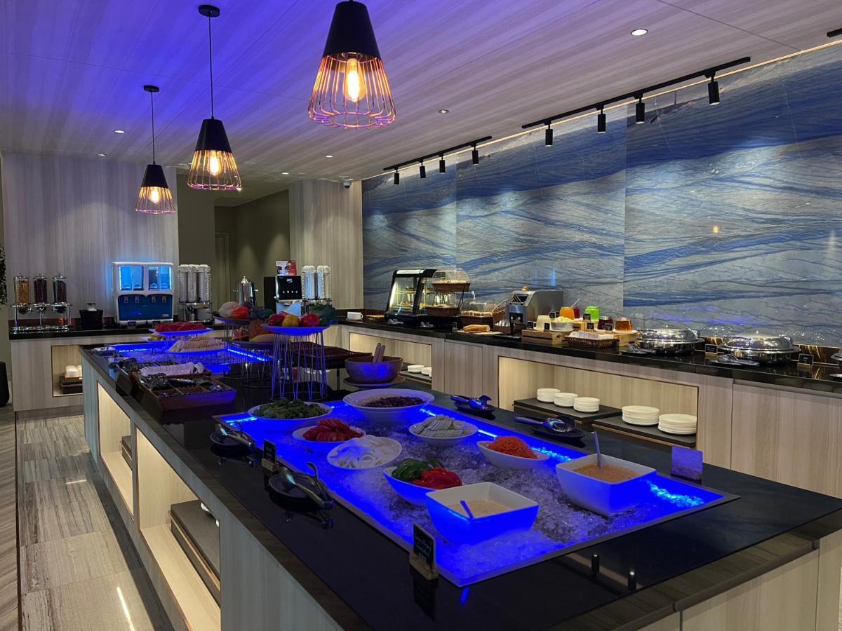 Fifth Pattaya Jomtien By Shiwalai Int Hotel Exterior photo The buffet at the lounge